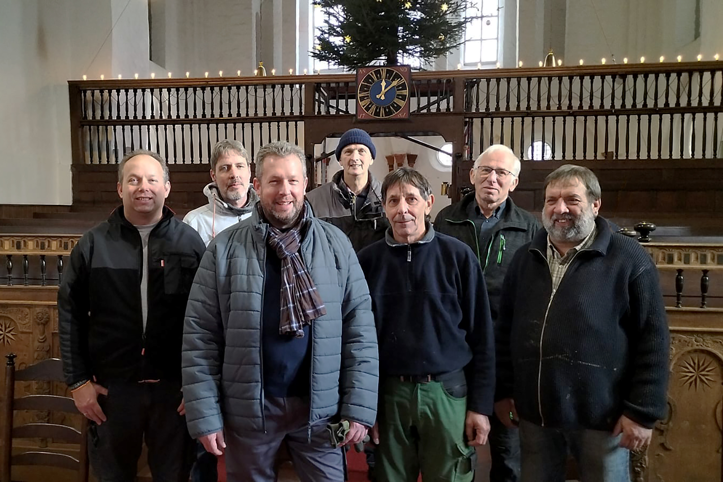 Aufbau des Weihnachtsbaumes in der Kirche